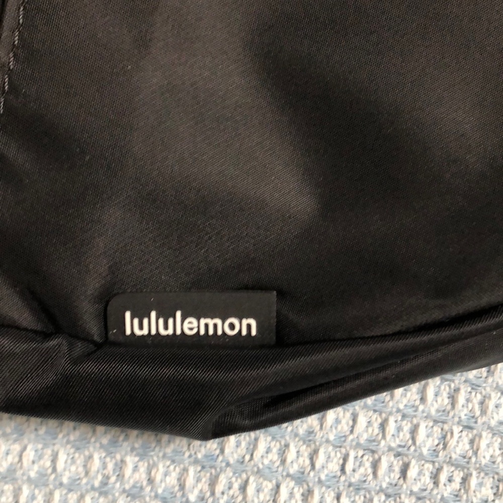 lululemon athletica Black and Gold Crossbody Bag -5L - Picture 4 of 6